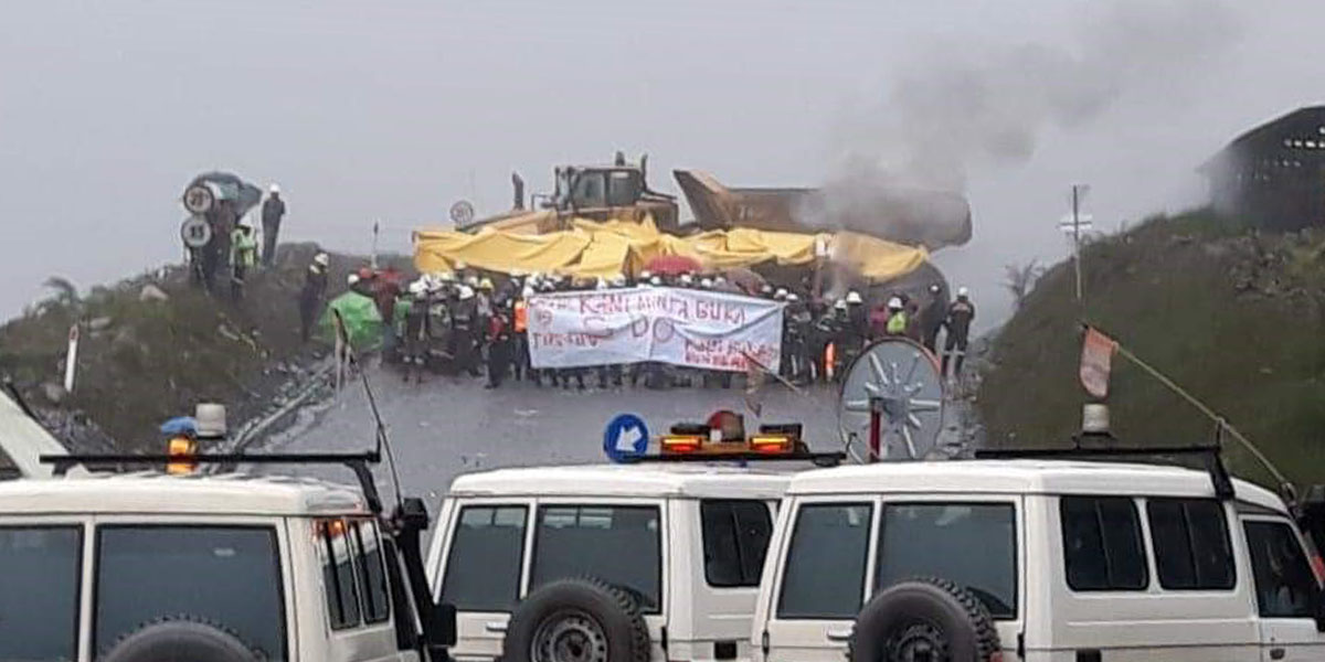 Ratusan karyawan PT Freeport Indonesia berunjuk rasa dengan memalang jalan di Mile 74, Tembagapura, Jumat (14/08/2020).